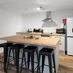 Luxury Lower-level One Bed Лидс