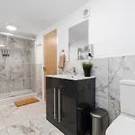 Luxury Lower-level One Bed Апартаменты *