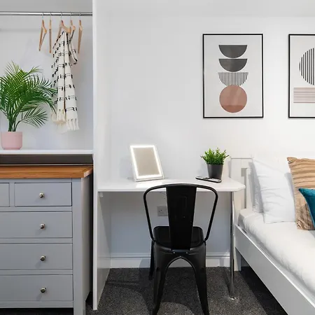 Luxury Lower-level One Bed Apartment Leeds (West Yorkshire)