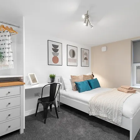 Luxury Lower-level One Bed Apartment Leeds (West Yorkshire)