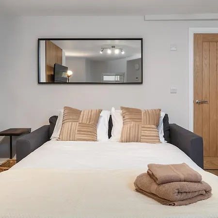 Luxury Lower-level One Bed Apartment Leeds (West Yorkshire)