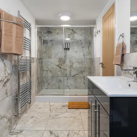 Luxury Lower-level One Bed Apartment *