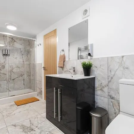 Luxury Lower-level One Bed Appartement *