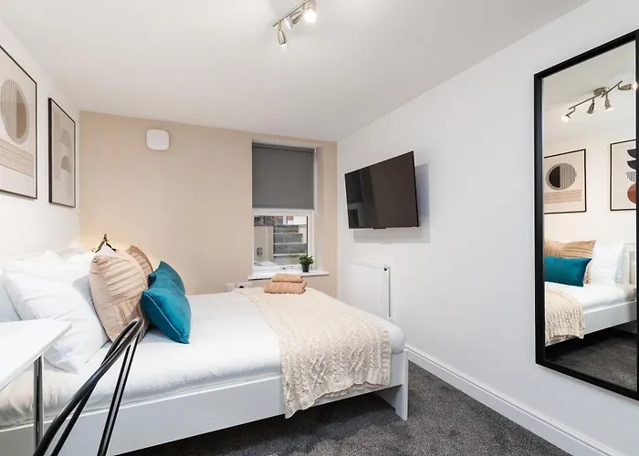 Luxury Lower-level One Bed Appartement