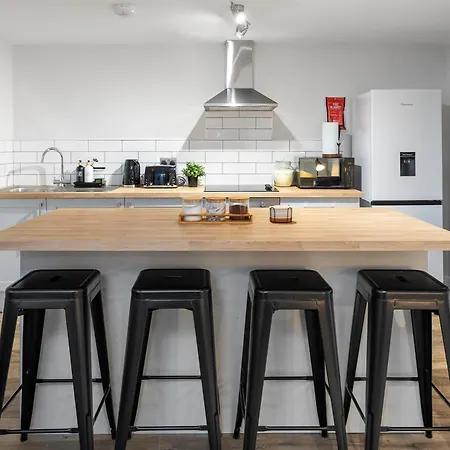 Luxury Lower-level One Bed * לידס